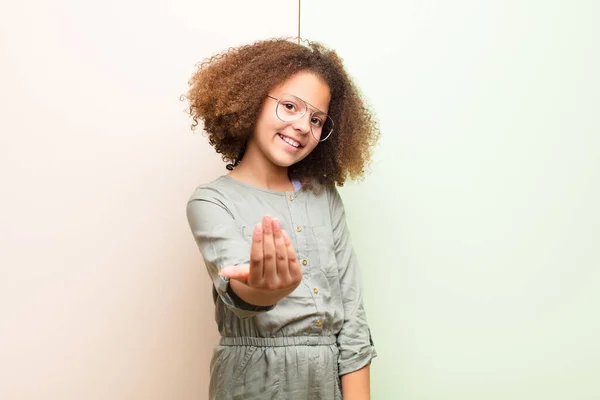 Afro Amerikan Küçük Kızı Kendini Mutlu Başarılı Kendinden Emin Hissediyor — Stok fotoğraf