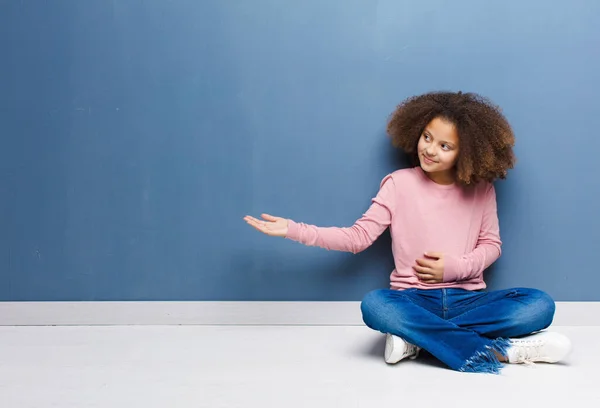 Afrikanisch Amerikanisches Kleines Mädchen Fühlt Sich Glücklich Und Fröhlich Lächelt — Stockfoto