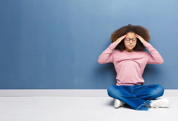 Afrikanisch Amerikanisches Kleines Mädchen Das Konzentriert Nachdenklich Und Inspiriert Wirkt — Stockfoto