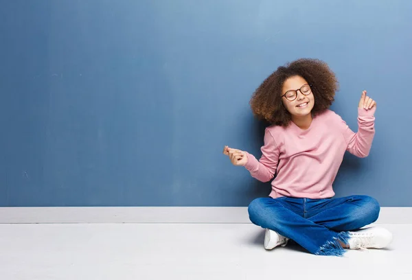 Afrikaans Amerikaans Meisje Glimlachend Zorgeloos Ontspannen Gelukkig Dansen Naar Muziek — Stockfoto