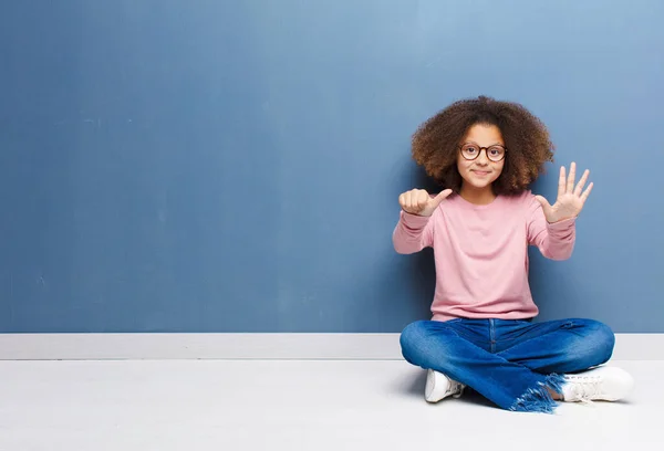 Afrikaans Amerikaans Meisje Glimlachend Vriendelijk Tonen Nummer Zes Zesde Met — Stockfoto