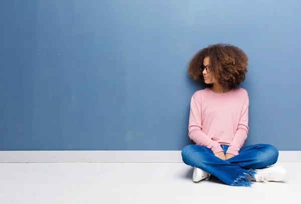 Afrikanisch Amerikanisches Kleines Mädchen Profilbild Das Den Raum Vor Sich — Stockfoto