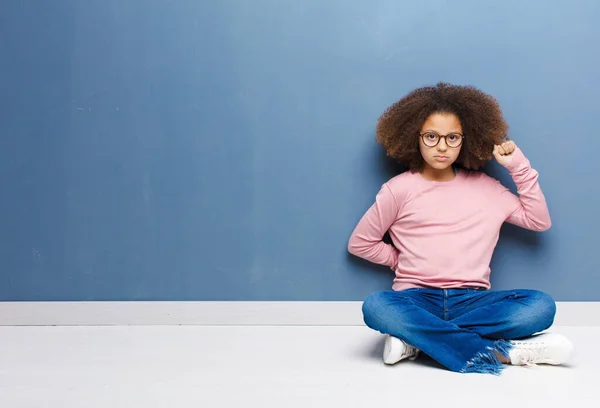 Afrikanisch Amerikanisches Kleines Mädchen Das Sich Ernst Stark Und Rebellisch — Stockfoto