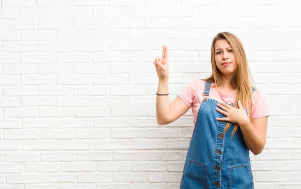 Ung Blond Kvinna Ser Glad Säker Och Pålitlig Leende Och — Stockfoto