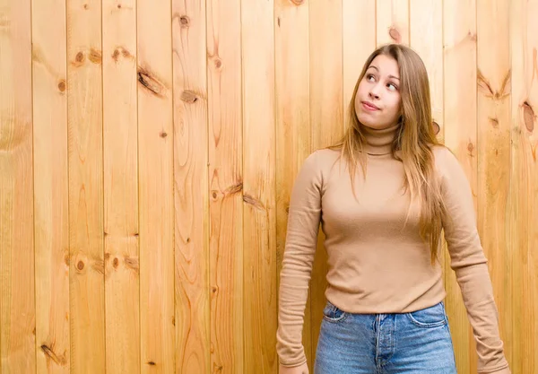 Ung Blond Kvinna Med Orolig Förvirrad Ledsna Uttryck Ser Upp — Stockfoto