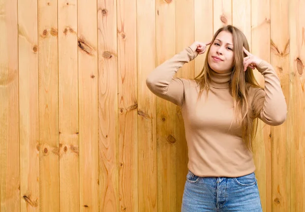 Giovane Donna Bionda Che Sente Confusa Dubbiosa Concentra Idea Pensa — Foto Stock