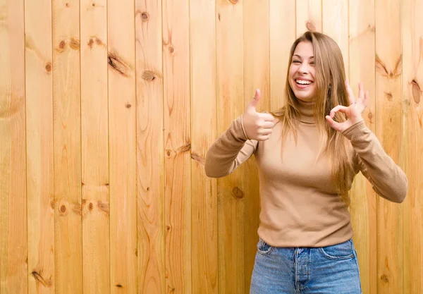 Giovane Donna Bionda Che Sente Felice Stupita Soddisfatta Sorpresa Mostrando — Foto Stock