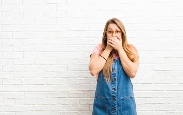 Ung Blond Kvinna Täcka Munnen Med Händerna Med Chockad Förvånad — Stockfoto