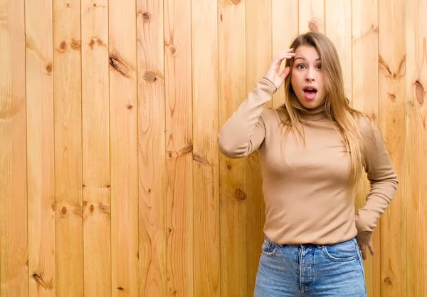 Giovane Donna Bionda Che Sembra Felice Stupita Sorpresa Sorridendo Realizzando — Foto Stock