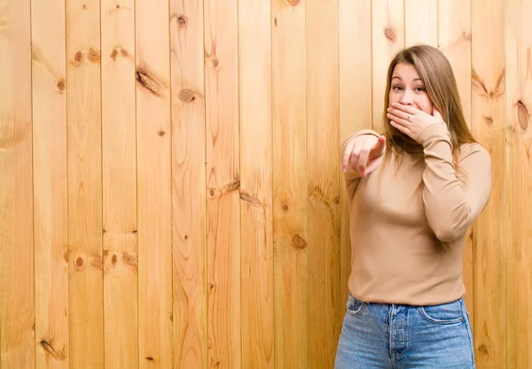 Jong Blond Vrouw Lachen Naar Wijzend Naar Camera Het Maken — Stockfoto