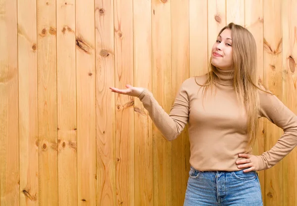 Joven Rubia Sonriendo Sintiéndose Segura Exitosa Feliz Mostrando Concepto Idea —  Fotos de Stock