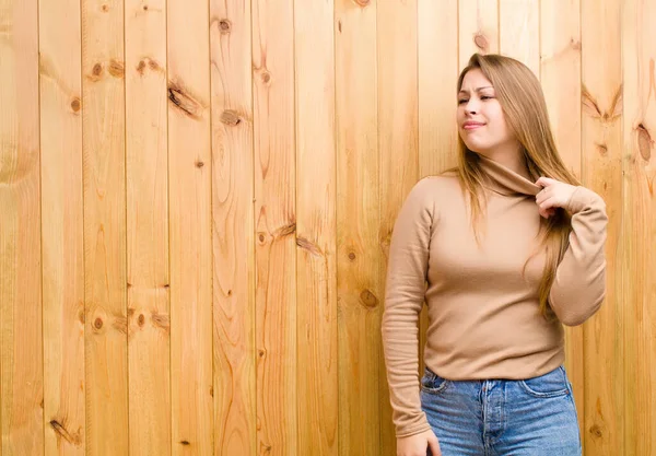 Giovane Donna Bionda Sensazione Stress Ansioso Stanco Frustrato Tirando Collo — Foto Stock