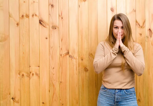 Giovane Donna Bionda Che Sente Preoccupata Speranzosa Religiosa Prega Fedelmente — Foto Stock