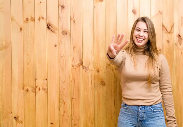 Ung Blond Kvinna Ler Och Ser Vänlig Visar Nummer Fyra — Stockfoto