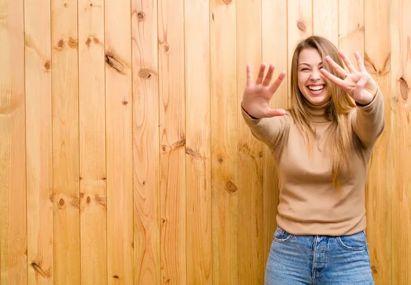 Giovane Donna Bionda Sorridente Amichevole Mostrando Numero Nove Nono Con — Foto Stock