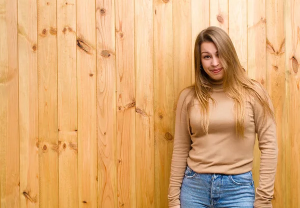 Giovane Donna Bionda Dall Aspetto Orgoglioso Sicuro Fresco Sfacciato Arrogante — Foto Stock