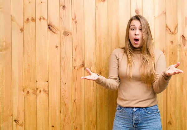 Giovane Donna Bionda Bocca Aperta Stupita Scioccata Stupita Con Una — Foto Stock