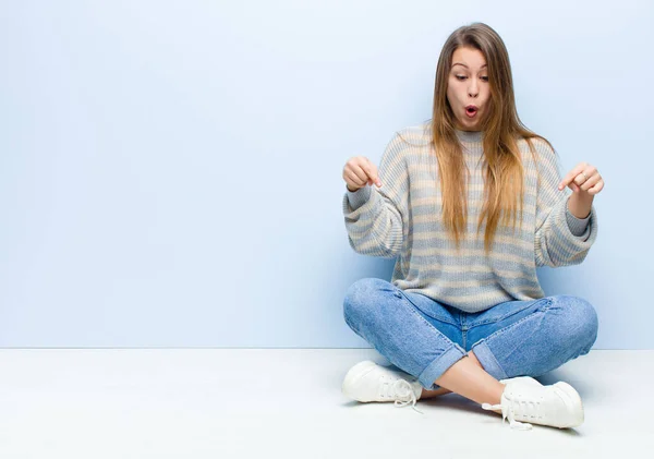 Ung Blond Kvinna Känsla Chockad Öppen Mun Och Förvånad Tittar — Stockfoto