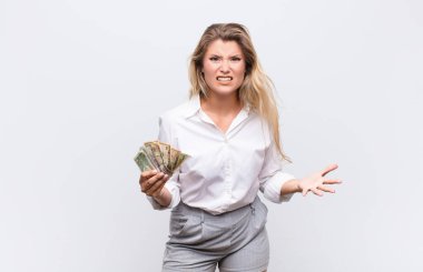 Genç, güzel, Latin bir kadın kızgın, sinirli ve sinirli görünüyor. Banknotların nesi var?