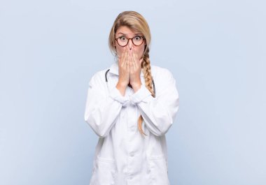 Genç, güzel, Latin bir kadın endişeli, üzgün ve korkmuş, ağzı ellerle kaplanmış, endişeli ve mahvolmuş görünüyor. doktor konsepti