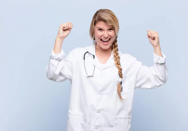 Gritando Triunfalmente Parecendo Animado Feliz Surpreso Vencedor Comemorando — Fotografia de Stock