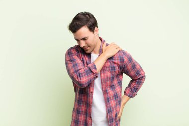 Genç yakışıklı adam yorgun, stresli, endişeli, hayal kırıklığına uğramış ve depresyonda, sırtı ya da boynu ağrıyan