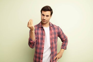 Genç yakışıklı adam kapiş ya da para yapıyor, sana borçlarını ödemeni söylüyor.!