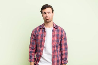 Şaşırmış ve kafası karışmış bir adam bir sorunu çözmeye çalışıyor ya da çözmeye çalışıyor.