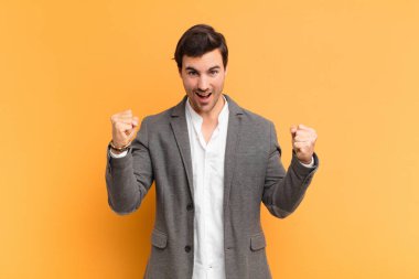 İnsan mutlu, pozitif ve başarılı hissediyor, zaferi, başarıları ya da iyi şansı kutluyor.