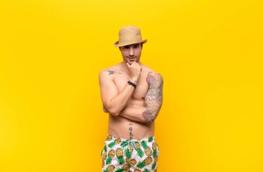 Gülümseyen, hayatın tadını çıkaran, mutlu, arkadaş canlısı, memnun ve tasasız bir adam.