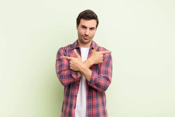 Joven Hombre Guapo Mirando Perplejo Confundido Inseguro Apuntando Direcciones Opuestas —  Fotos de Stock