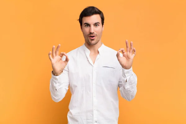 Hombre Siente Sorprendido Sorprendido Sorprendido Mostrando Aprobación Haciendo Signo Aprobación — Foto de Stock