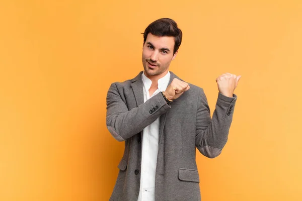 Joven Hombre Guapo Sonriendo Alegre Casualmente Apuntando Copiar Espacio Lado — Foto de Stock