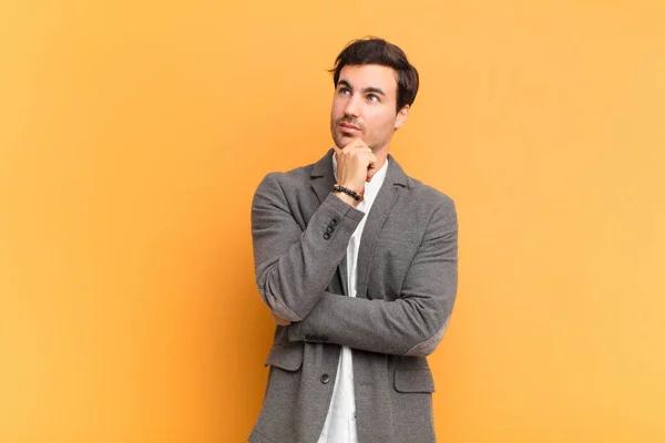 Junger Gutaussehender Mann Der Nachdenklich Ist Sich Gedanken Macht Oder — Stockfoto