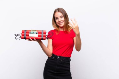 Kızıl saçlı güzel bir kadın gülümsüyor ve arkadaş canlısı görünüyor, dört ya da dört numarayı gösteriyor, elinde bir dinamit bombasıyla geriye sayıyor.