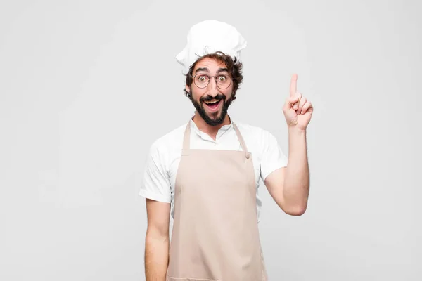 Joven Chef Loco Sonriendo Alegre Felizmente Apuntando Hacia Arriba Con — Foto de Stock