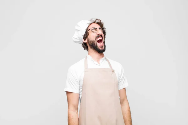 Joven Cocinero Loco Gritando Furiosamente Gritando Agresivamente Mirando Estresado Enojado — Foto de Stock