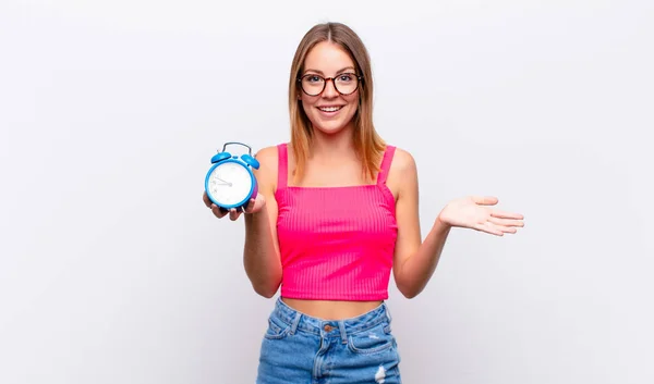 Cabeça Vermelha Mulher Bonita Segurando Despertador Expressando Conceito — Fotografia de Stock