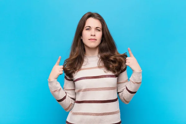 Jonge Mooie Vrouw Met Een Slechte Houding Kijken Trots Agressief — Stockfoto