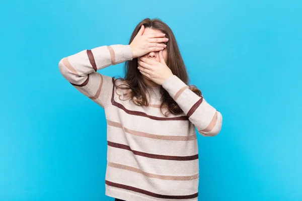 Junge Hübsche Frau Die Ihr Gesicht Mit Beiden Händen Bedeckt — Stockfoto