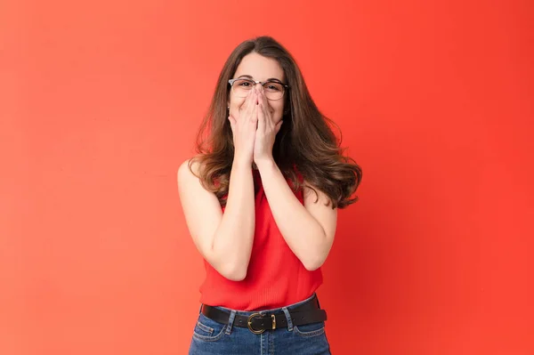 Jong Mooi Vrouw Zoek Gelukkig Vrolijk Geluk Verrast Bedekking Mond — Stockfoto