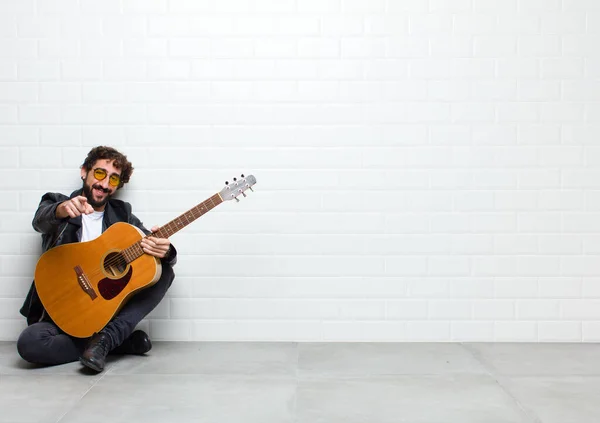 Przystojny Mężczyzna Gitara Tle Cegły Ściany — Zdjęcie stockowe