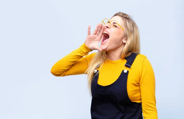 Jong Mooi Blond Vrouw Schreeuwen Luid Boos Kopiëren Ruimte Aan — Stockfoto