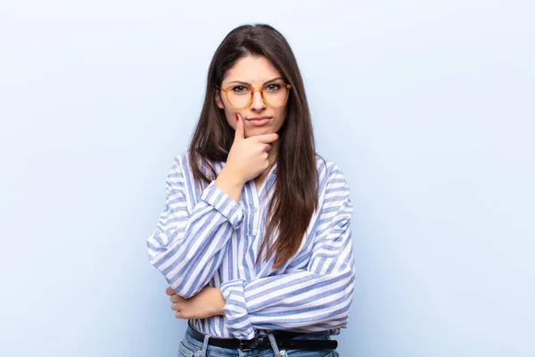 Jonge Mooie Vrouw Zoek Serieus Attent Wantrouwig Met Een Arm — Stockfoto