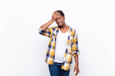 Genç ve güzel siyahi bir kadın unutulmuş bir teslim tarihi yüzünden panikliyor, stresli hissediyor, bir pisliği örtbas etmek zorunda kalıyor veya hata yapıyor.