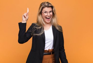  Bir fikri fark ettikten sonra mutlu ve heyecanlı bir dahi gibi hissetmek, neşeli bir şekilde parmak kaldırmak, eureka!