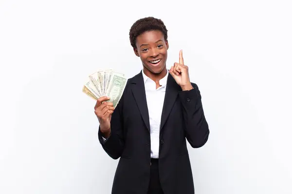 Joven Bastante Negro Mujersintiéndose Como Genio Feliz Emocionado Después Darse — Foto de Stock