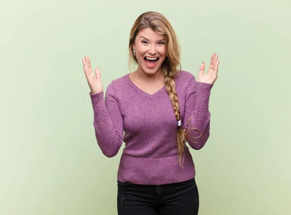 Sentindo Feliz Animado Surpreso Chocado Sorrindo Surpreso Com Algo Inacreditável — Fotografia de Stock