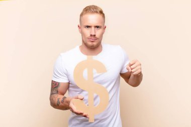 Genç sarışın adam kızgın, öfke, anlaşmazlık, elinde tuttuğu? Bir kelime ya da cümle oluşturmak için sembol.