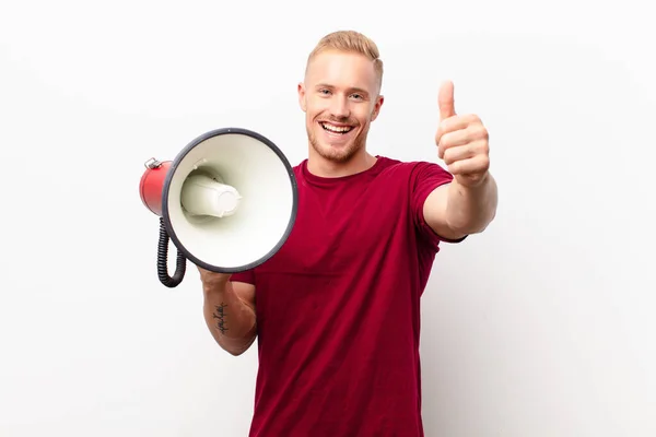 Jonge Blonde Man Voelt Zich Trots Zorgeloos Zelfverzekerd Gelukkig Positief — Stockfoto